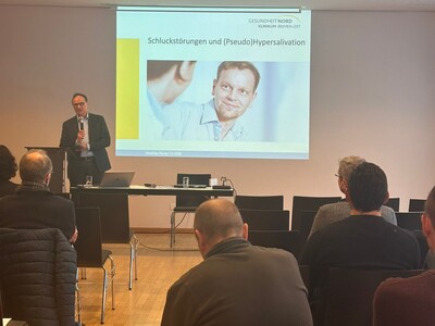 Referent vor Präsentationsleinwand