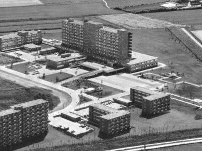 Historische Postkarte aus 1968 - das Klinikum steht ganz alleine auf der "grünen" Wiese