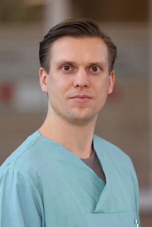 Portraitfoto Constantin Jungh in grüner Dienstkleidung