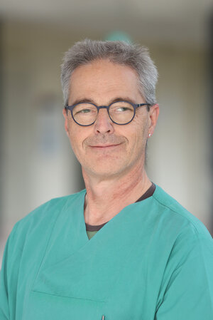 PortraitfotoJorrit Willrodt in grüner Dienstkleidung