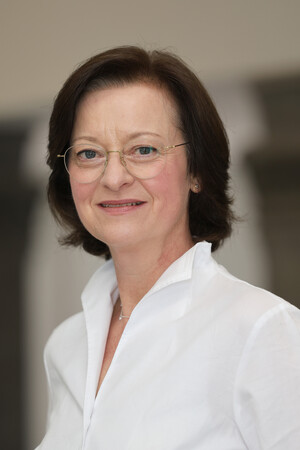Porträt Frau mit weißer Bluse 
