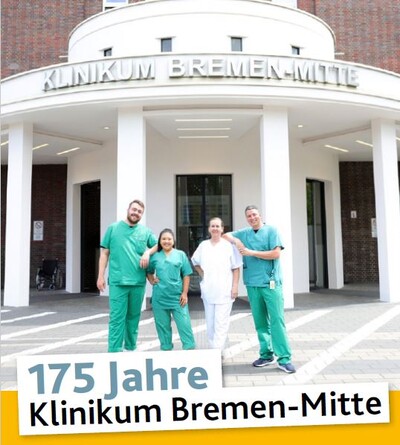 Vier Pflegekräfte vor dem Haupteingang