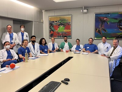Foto eines Besprechungsraumes im KBO mit dem Weihnachtsdienst-Team der Neurologie 