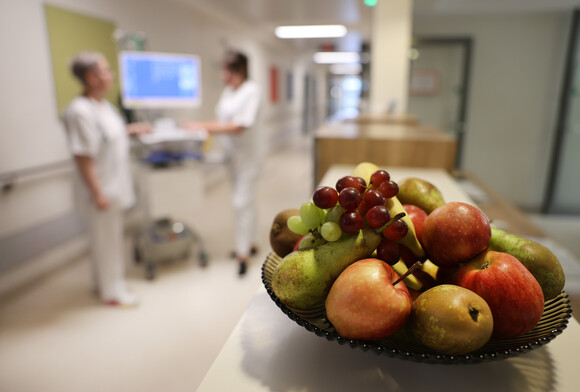 Stationsflur mit frischem Obstkorb