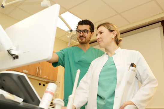 Dr. Malo im Gespräch mit einer Assistenzärztin