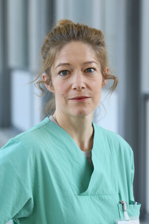 Portraitfoto Dr. Anne Stief in grüner Dienstkleidung