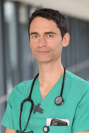 Portraitfoto Dr. Joschka Dracklé in grüner Dienstkleidung