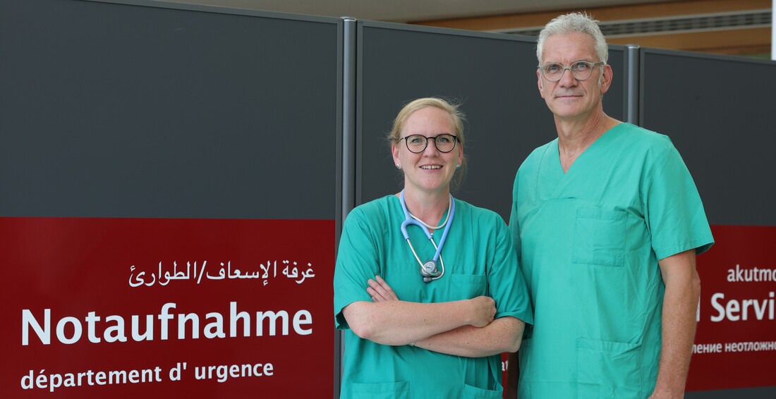 Claudia Spoeler und Dr. Frank Wösten vor der Notfallaufnahme im Klinikum Bremen-Mitte