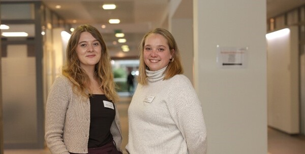 Portraitfoto von Lina Maria Allmendinger  und Mia Seeba 