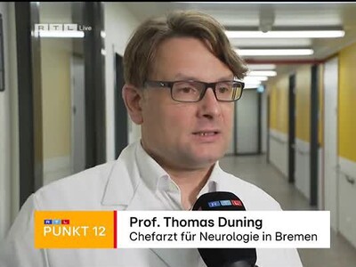 Portraitfoto von Prof. Dr. Duning bei RTL vor der Kamera