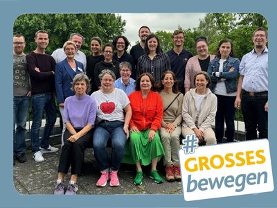 Gruppenfoto auf dem Balkon im Links der Weser von einer Seminargruppe