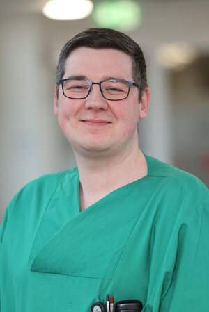 Portraitfoto in grüner Dienstkleidung