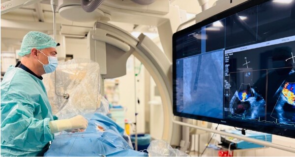 as Foto zeigt ein Röntgenbild einer kathetergestützten Mitralklappenreparatur