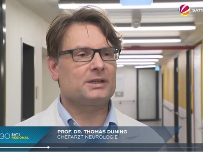 Prof. Dr. Thomas Duning vor der SAT1-Kamera