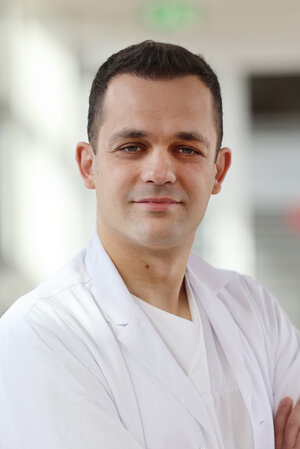 Portraitfoto Yordan Kovatchev in weißer Dienstkleidung