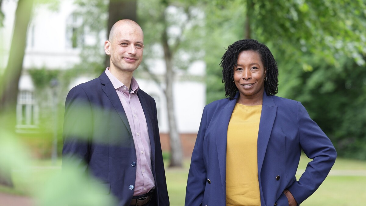 Dr. Mattis Keil und Laura Mabeia auf dem Krankenhausgelände /Park am Klinikum Bremen-Ost