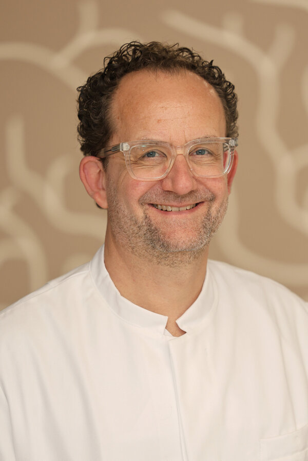 Portraitfoto Prof. Dr. Zutt in weißer Dienstkleidung