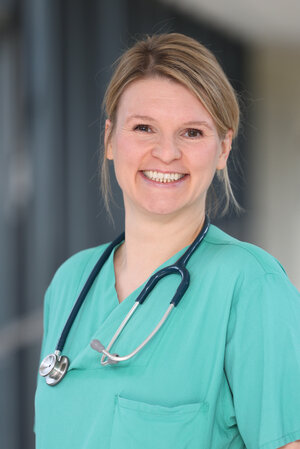 Portraitfoto Julia Heine in grüner Dienstkleidung
