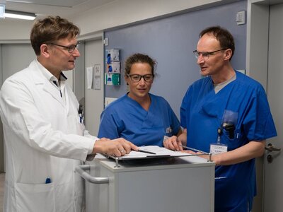 Prof. Dr. Duning im Gespräch mit zwei Ärzten