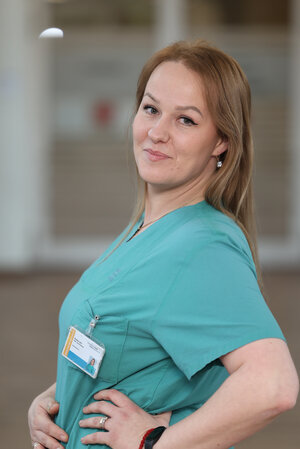 Portraitfoto in grüner Dienstkleidung