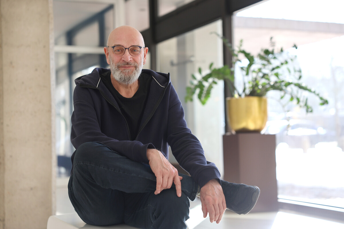 Olaf Bullert sitzend in der Eingangshalle