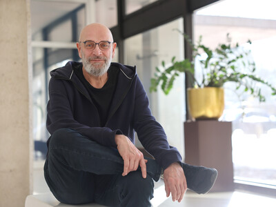 Olaf Bullert sitzend in der Eingangshalle der Gesundheit Nord