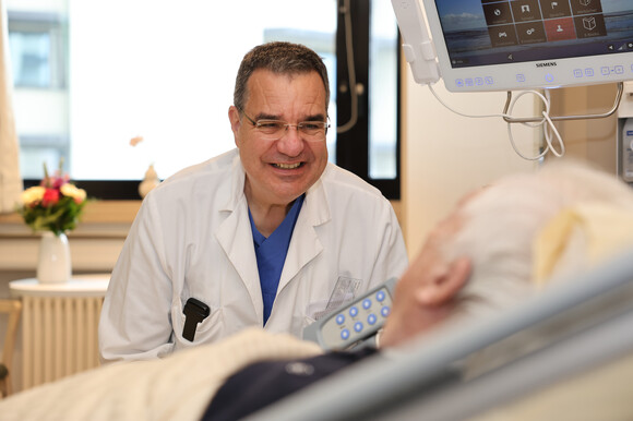 Dr.Thomas Hilmer im Gespräch am Patientenbett