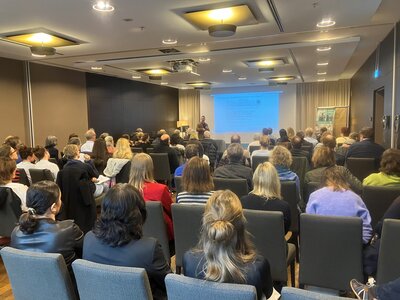 Bild aus dem voll besetzten Hörsaal im Atlantic Hotel