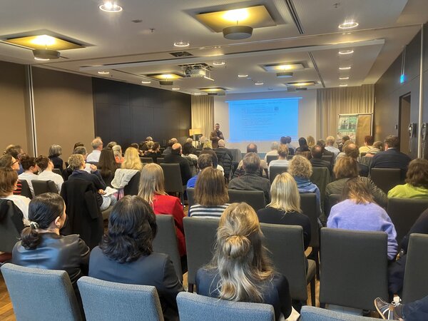 Blick in den Hörsaal im ATLANTIC Grand Hotel Bremen - fast alle Plätze sind besetzt