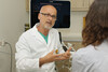 Dr. Aydogdu im Gespräch mit Patientin