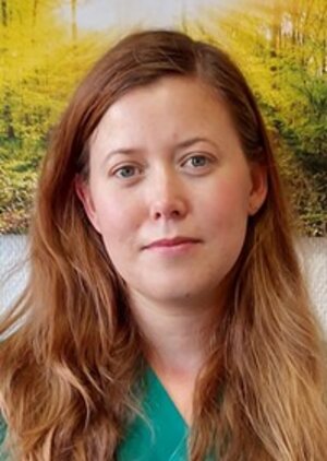 Portraitfoto Lisa Schlüter in grüner Funktionskleidung