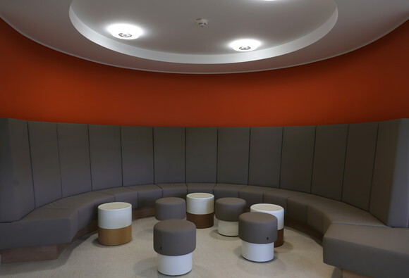 Moderne Lounge mit bequemen Sitzmöbeln