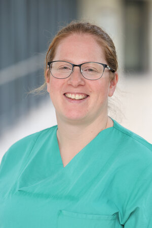 Portraitfoto Dr. Anne Schneider in grüner Dienstkleidung