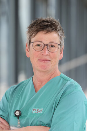 Portraitfoto Andrea Rieck in grüner Dienstkleidung
