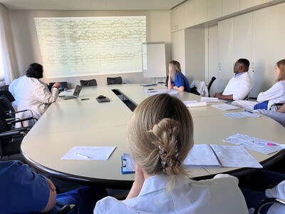 Foto von der Frühbesprechung in der das „EEG der Woche“ vorgestellt wird