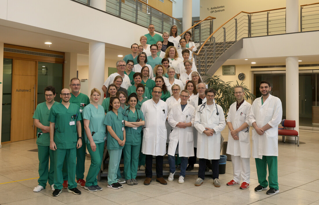 Das Team der Medizinischen Klinik I für ein Gruppenfoto auf der Treppe der Eingangshalle