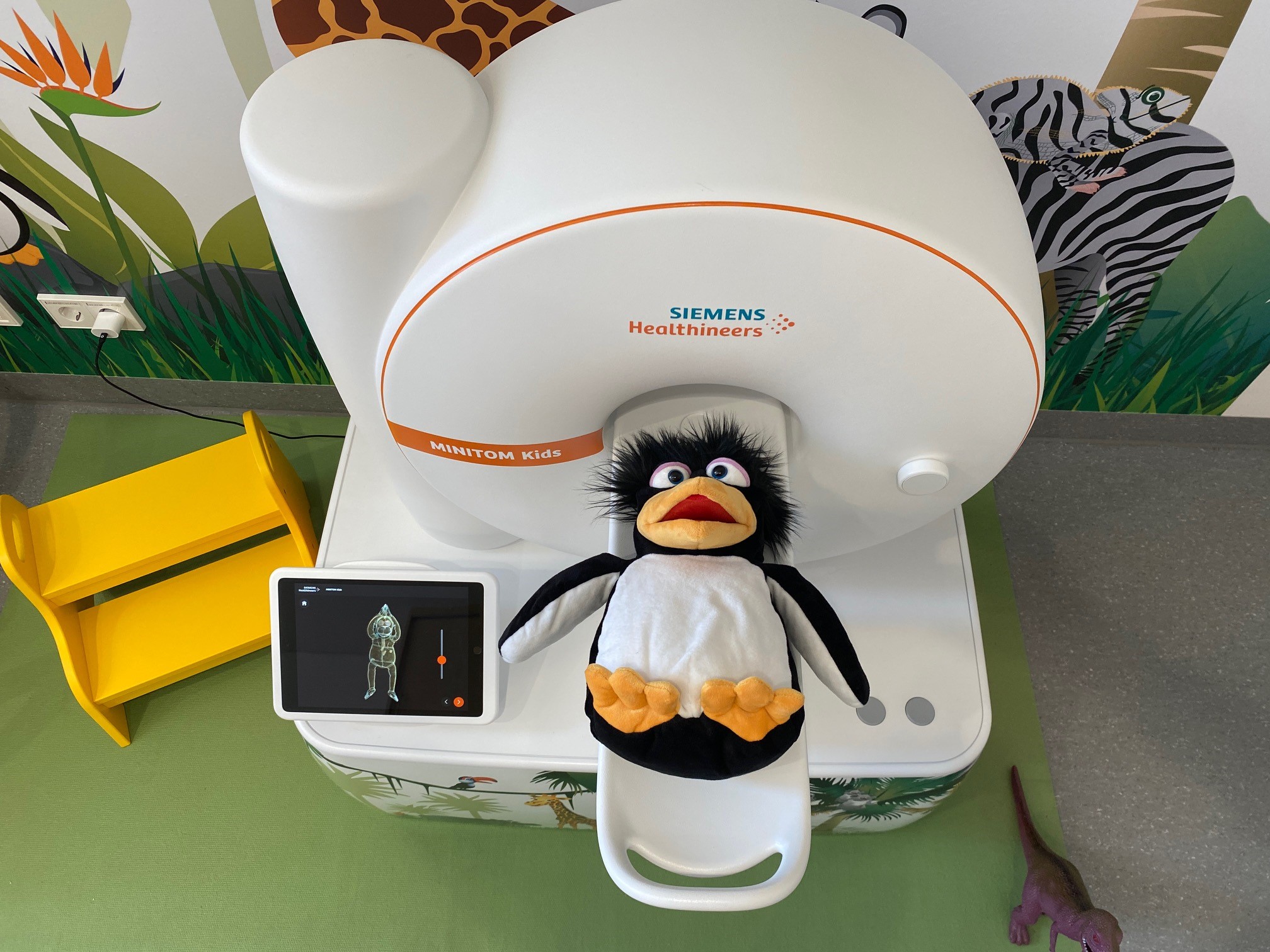 Minitom im Einsatz mit Stoffpinguin
